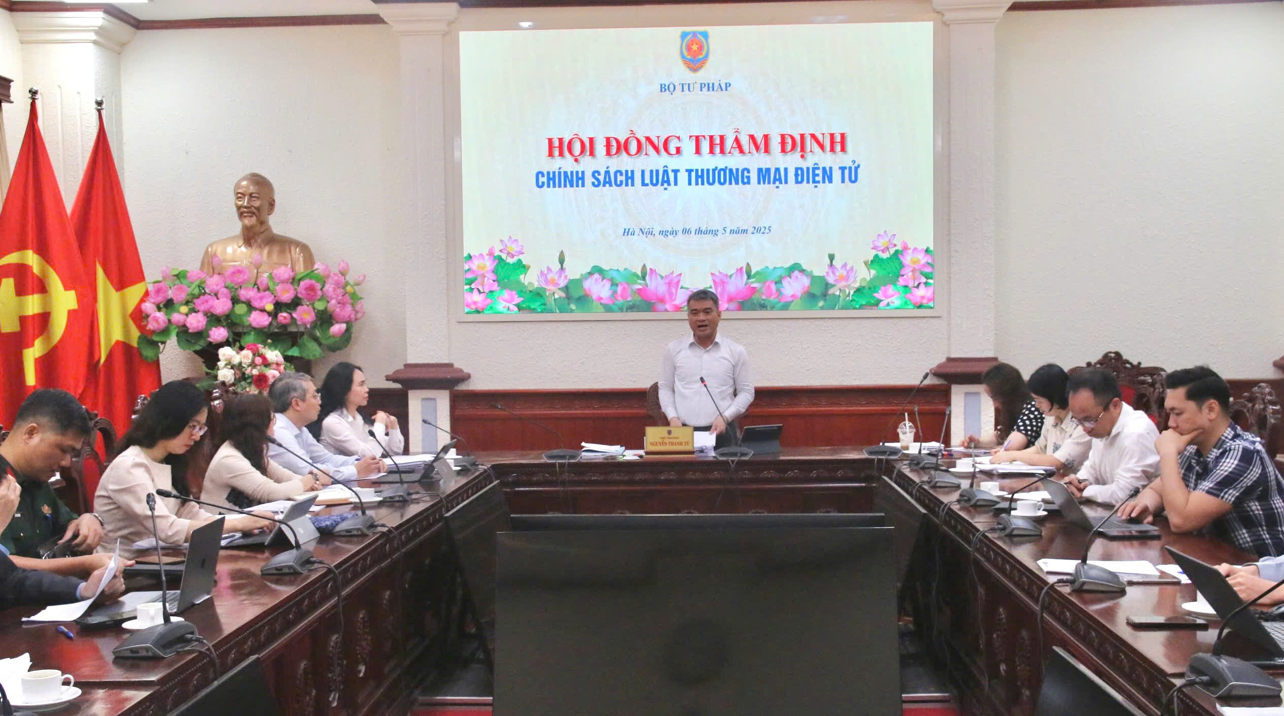 Đẩy mạnh cải cách thủ tục hành chính, phân cấp, phân quyền cho địa phương trong lĩnh vực thương mại điện tử